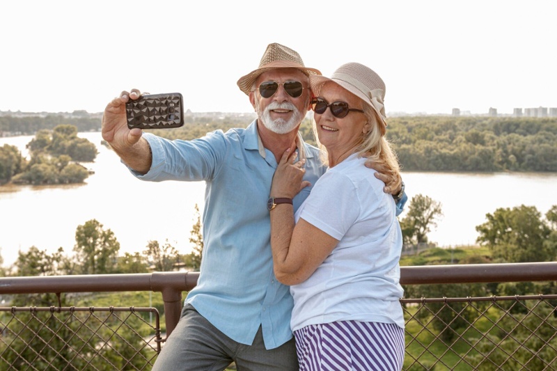 happy couple traveling 