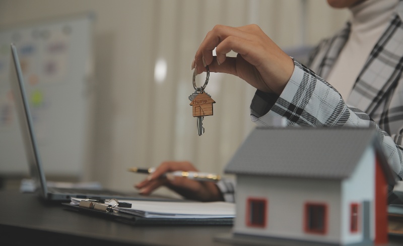 agent holding key 